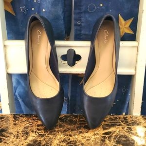 Clarks 7.5M women's navy blue 2.5 in heeled pumps